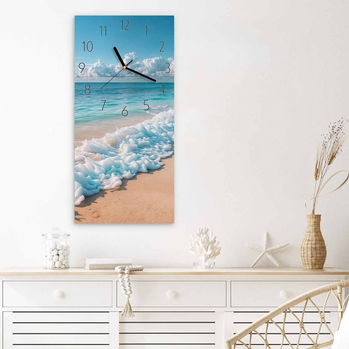 Wanduhr Strand Surf Wellen aus Glas – Hochformat 30 × 60 cm – Sanfte Wellen am hellen Sandstrand