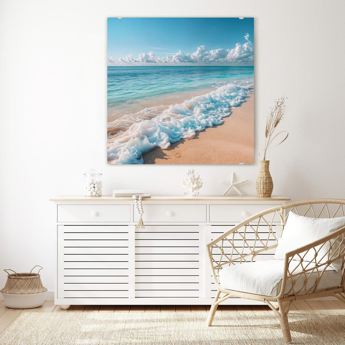 Glasbild Wolken über Türkismeer an der Wand – Türkises Meer unter blauem Himmel mit weißen Quellwolken, Schaumband auf hellem Sand