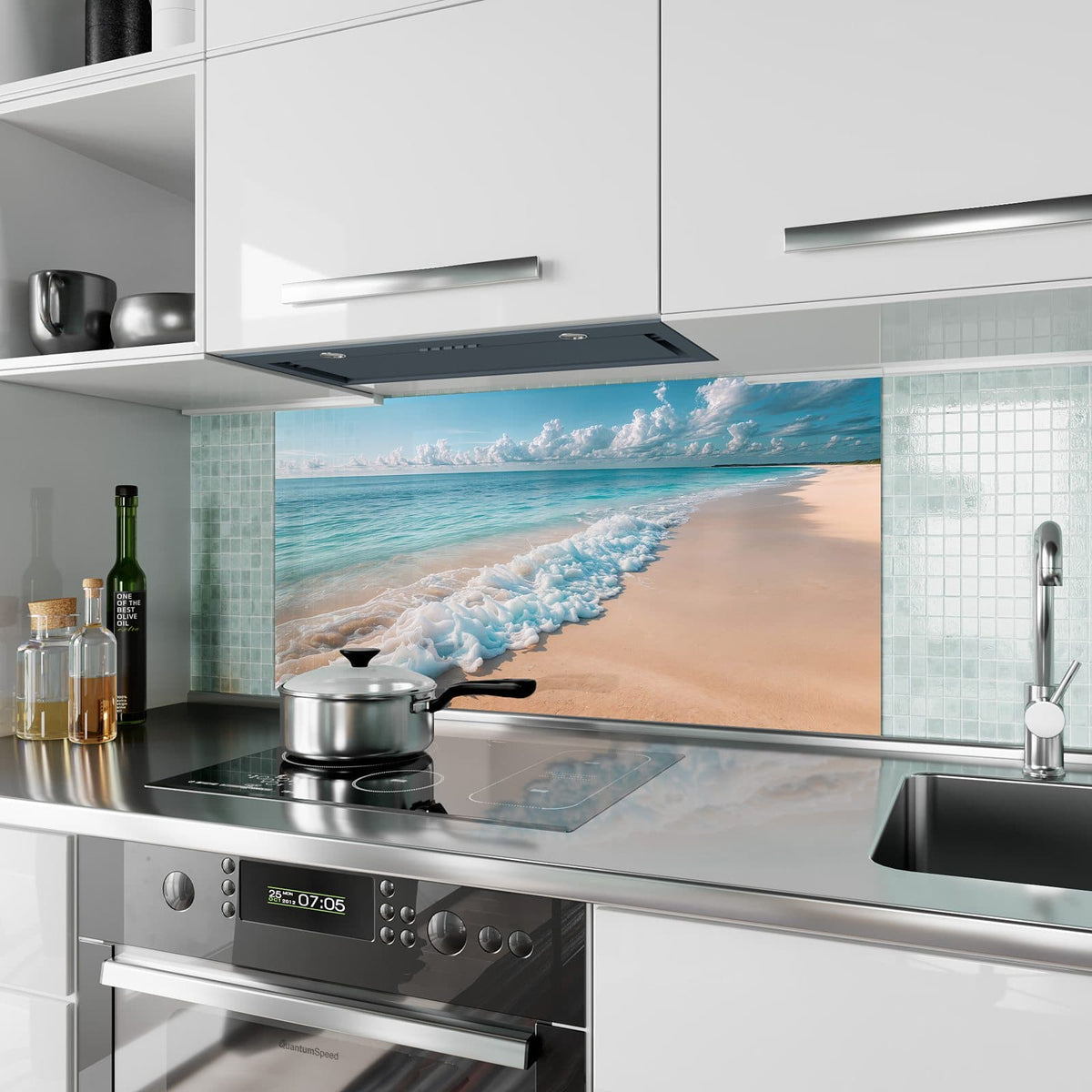 Küchenrückwand aus Glas Wolken über Türkismeer im Hochformat als Spritzschutz hinter dem Kochfeld, über dem Fliesenspiegel montiert