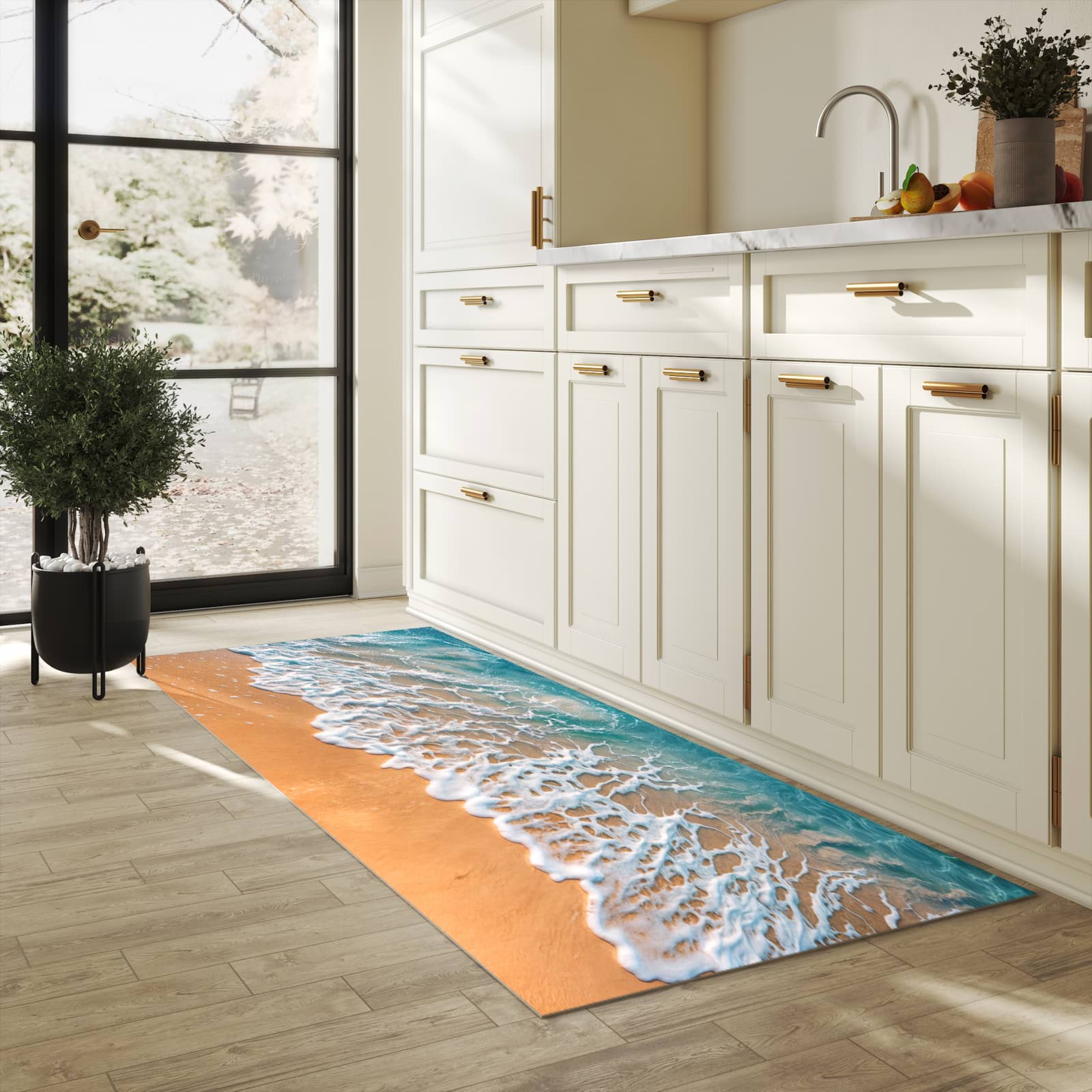Bodenschonender waschbarer Küchenteppich mit Motiv Strand und Wellen in heller Küche