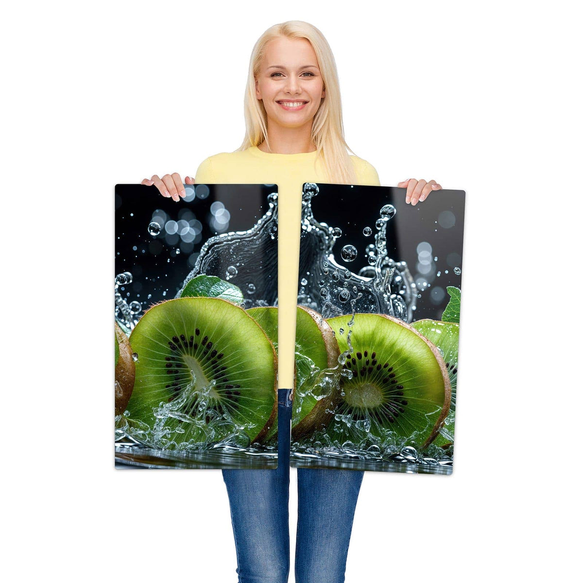 2-teilige Herdabdeckplatte aus Glas mit Kiwi und Wasser-Motiv wird zur Größendarstellung gehalten