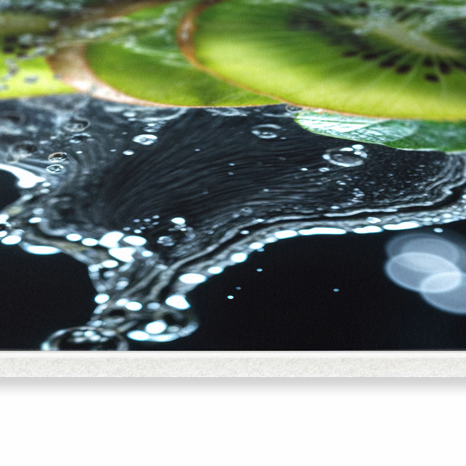 Geruchsneutraler moderner Küchenläufer mit Motiv Kiwi und Wasser in seitlicher Ansicht