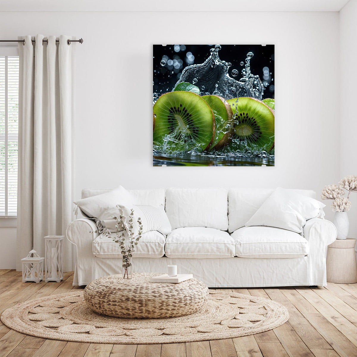 Glasbild Kiwischeiben im Spritzer an der Wand – Drei Kiwischeiben in aufspritzendem Wasser vor dunklem Hintergrund mit Bokeh