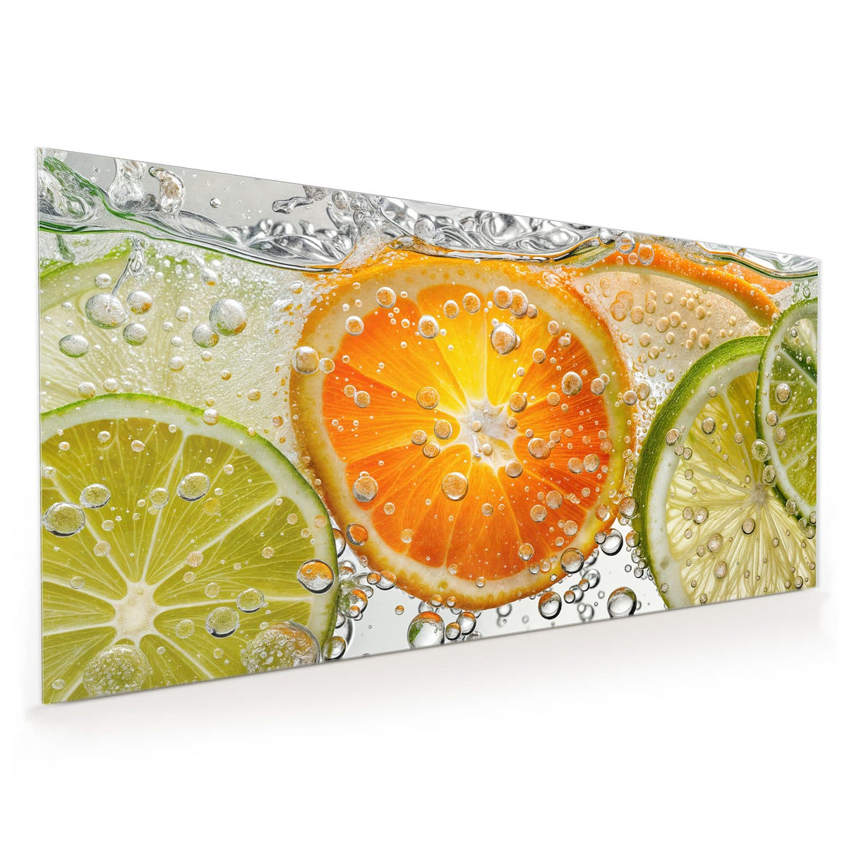Küchenrückwand aus Glas im Hochformat mit Motiv Zitrusscheiben im Wasser: Orangen-, Limetten- und Zitronenscheiben unter Wasser mit Luftblasen