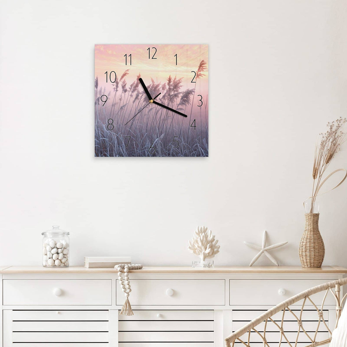 Wanduhr Schilf im Morgenrot aus Glas – Quadratisch 30 × 30 cm – Frostige Gräser im rosa Morgenlicht