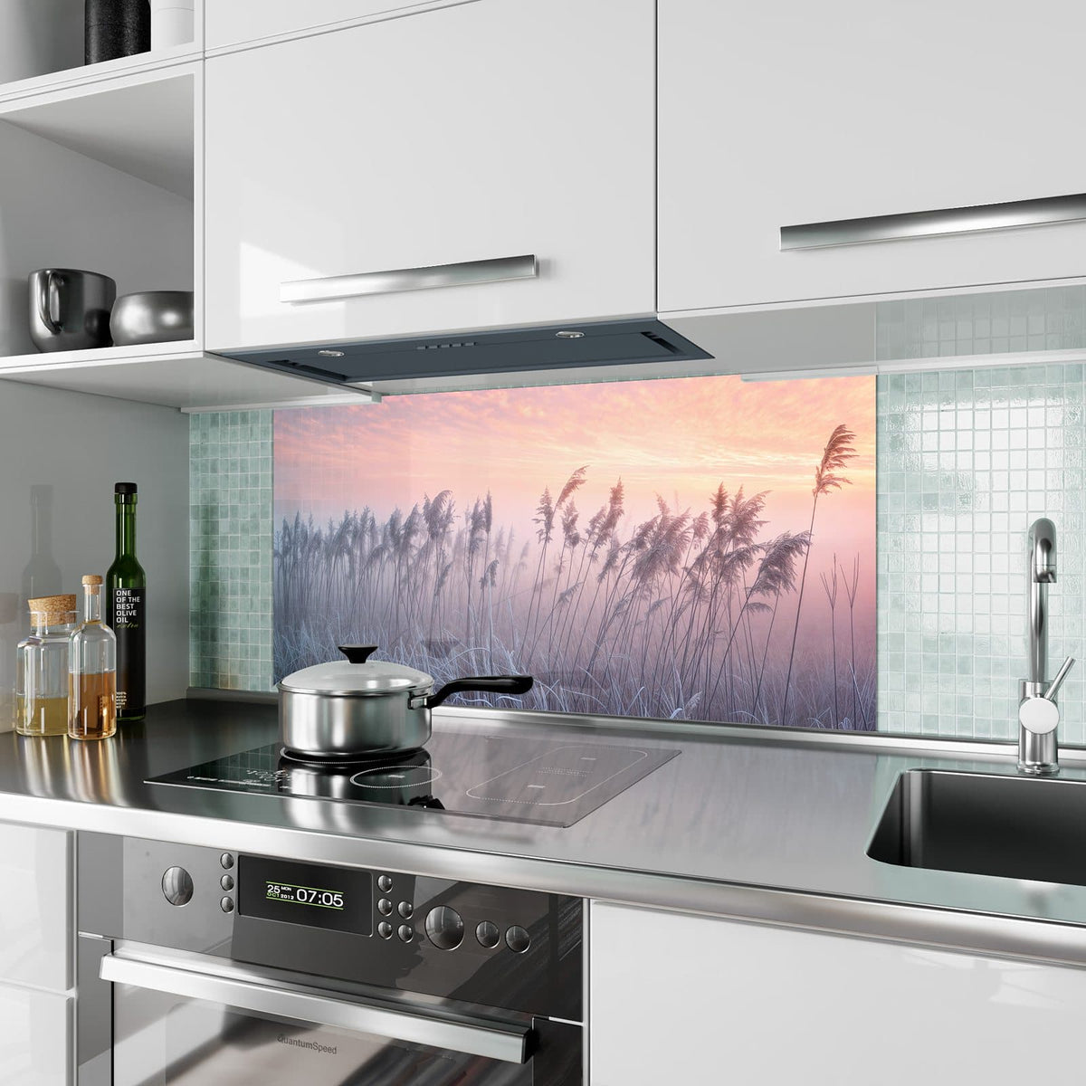 Küchenrückwand aus Glas Schilf im Morgenrot im Hochformat als Spritzschutz hinter dem Kochfeld, über dem Fliesenspiegel montiert