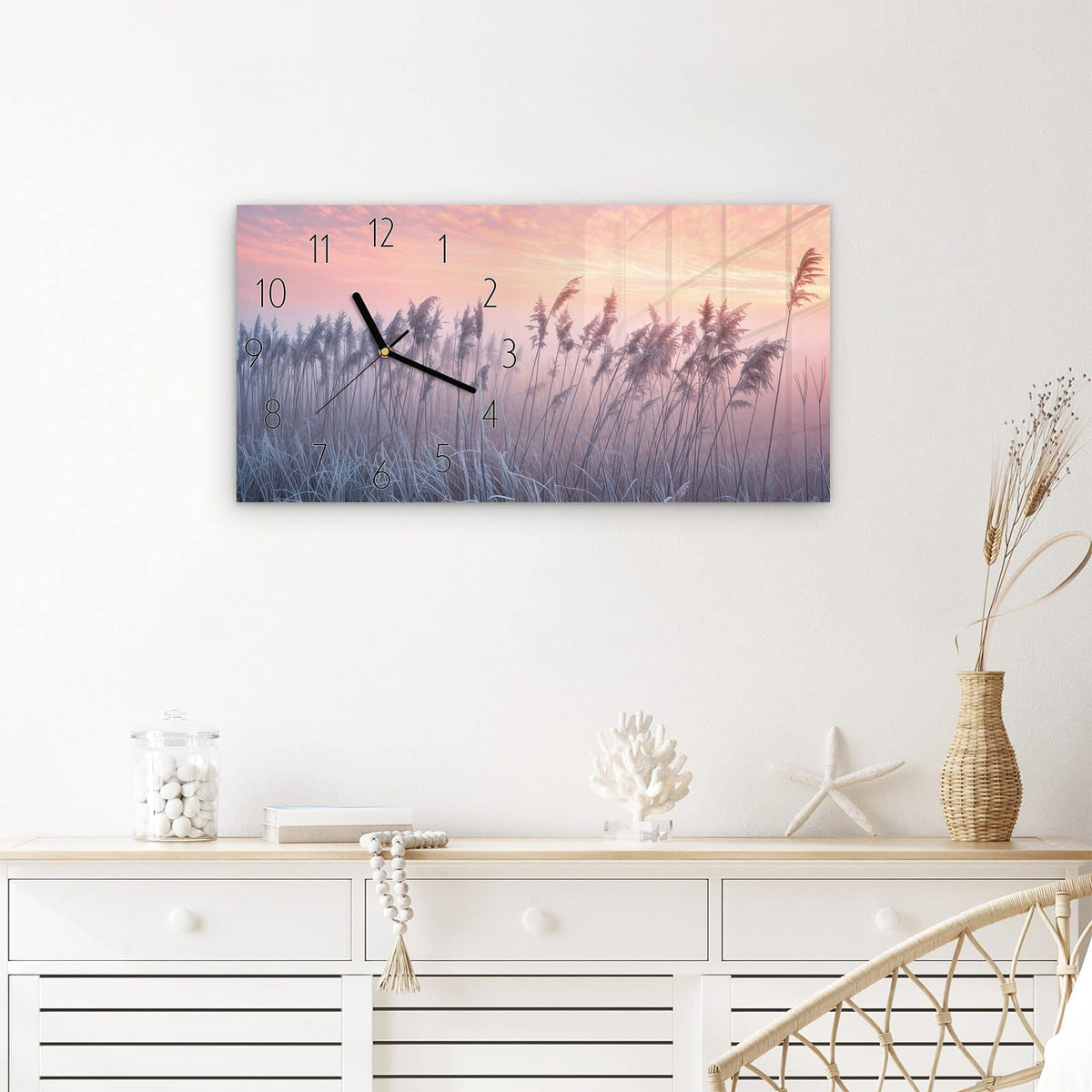 Wanduhr Nebelwiese am Morgen aus Glas – Querformat 60 × 30 cm – Frostige Gräser im rosa Morgenlicht