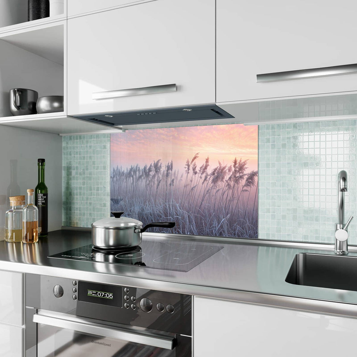 Küchenrückwand aus Glas Schilf im Morgenrot im Hochformat als Spritzschutz hinter dem Kochfeld, über dem Fliesenspiegel montiert