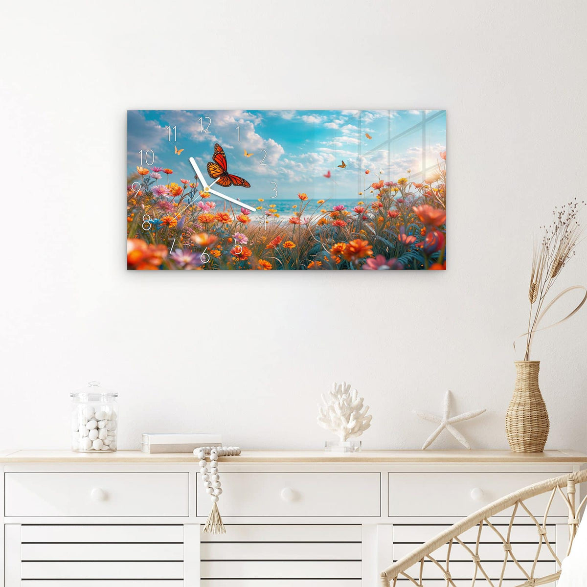 Wanduhr Sommerblumenwiese aus Glas – Querformat 60 × 30 cm – Blumenwiese mit Schmetterling am Meer