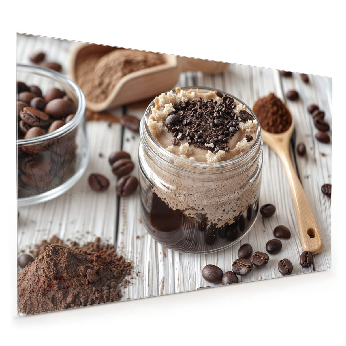Küchenrückwand aus Glas im Hochformat: Cremiges Kaffeedessert im Glas mit Schokoraspeln, daneben ein Holzlöffel mit Kakao und Bohnen