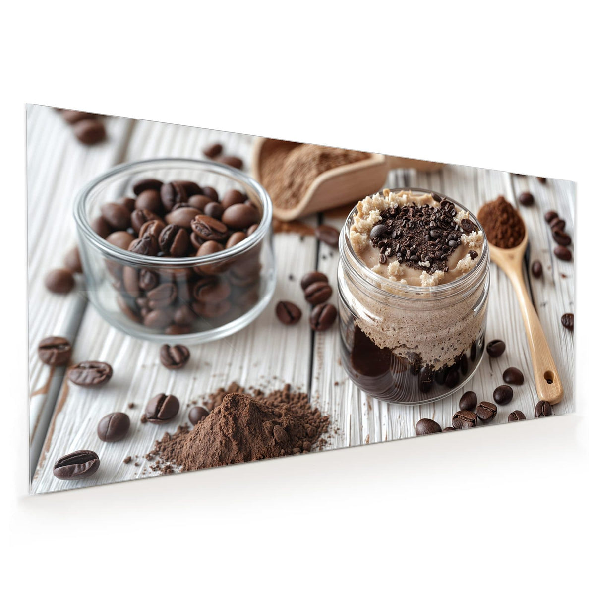 Küchenrückwand aus Glas im Hochformat: Cremiges Kaffeedessert im Glas mit Schokoraspeln, daneben ein Holzlöffel mit Kakao und Bohnen