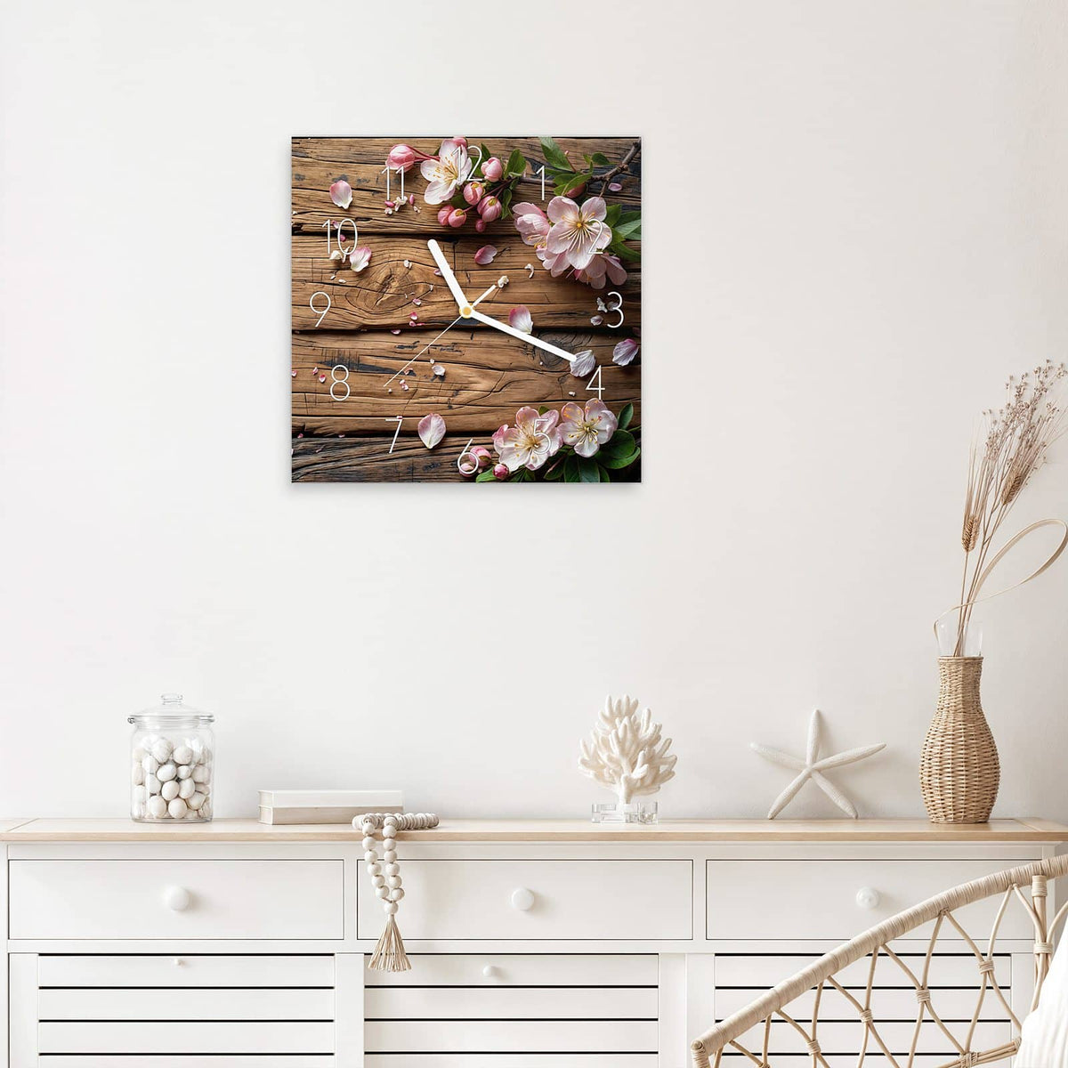 Wanduhr Apfelblüten auf Holz aus Glas – Quadratisch 30 × 30 cm – Rosa Blütenblätter auf rustikalem Holz