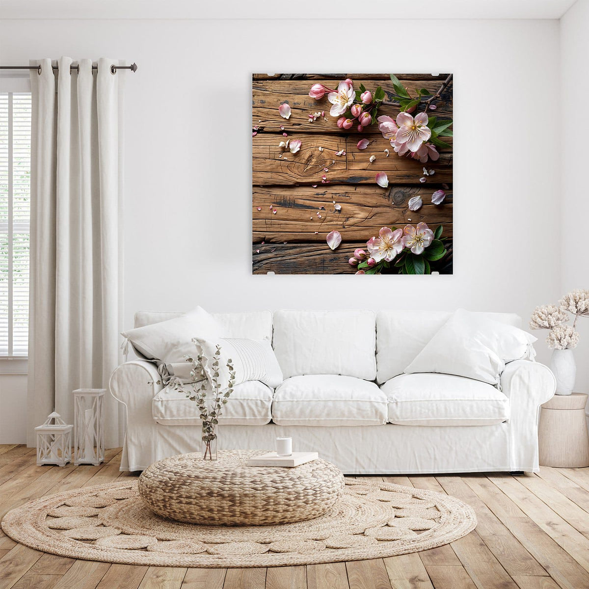 Glasbild Apfelblüten auf Holz an der Wand – Rosa-weiße Apfelblütenzweige und verstreute Blütenblätter auf rustikalen Holzbohlen.