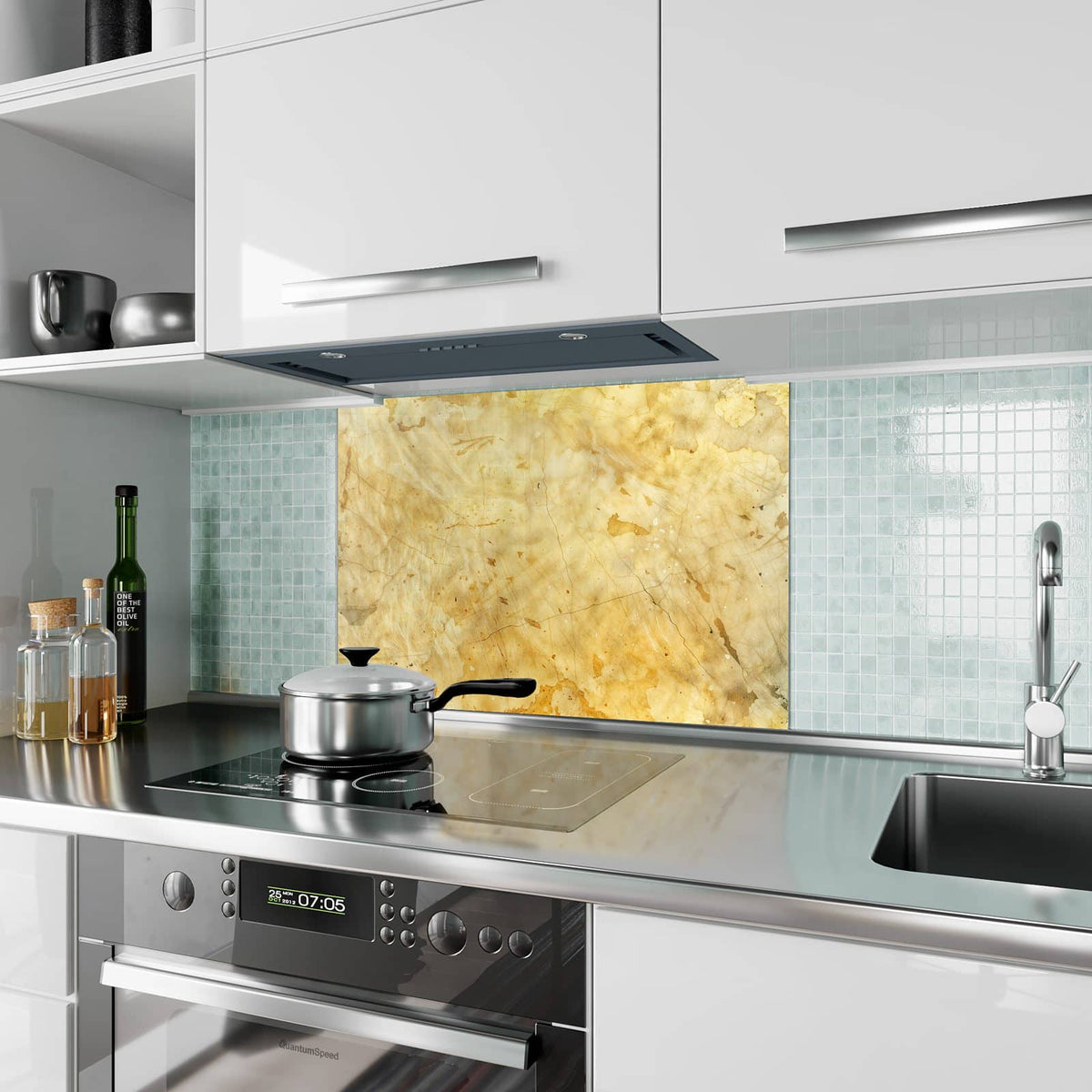 Küchenrückwand aus Glas Honiggelber Marmor im Hochformat als Spritzschutz hinter dem Kochfeld, über dem Fliesenspiegel montiert