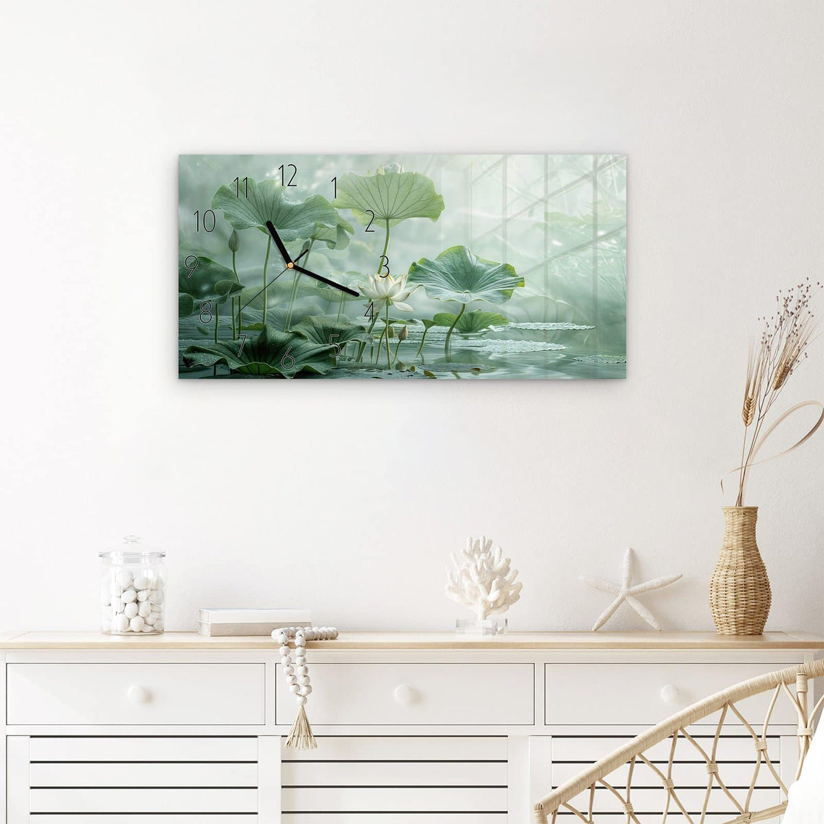 Wanduhr Lotusteich aus Glas – Querformat 60 × 30 cm – Blühende Lotusblume zwischen großen Blättern