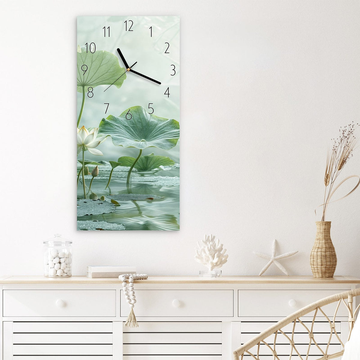 Wanduhr Lotusteich aus Glas – Blühende Lotusblume zwischen großen Blättern