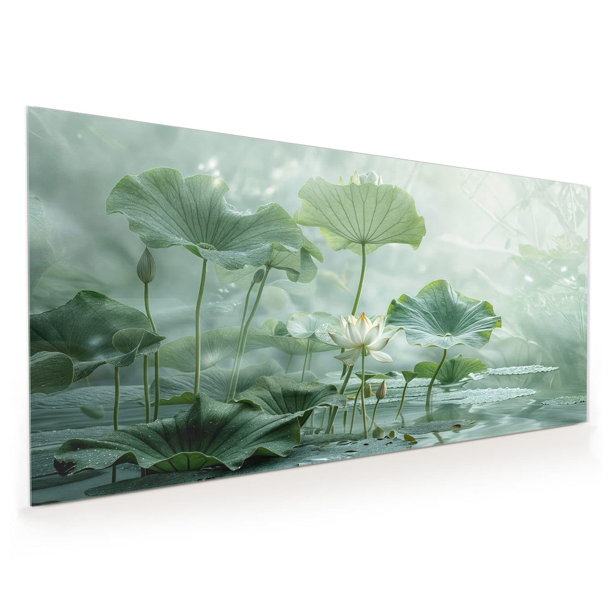 Küchenrückwand aus Glas im Hochformat: Weiße Lotusblüte zwischen großen grünen Lotusblättern über stillem Wasser