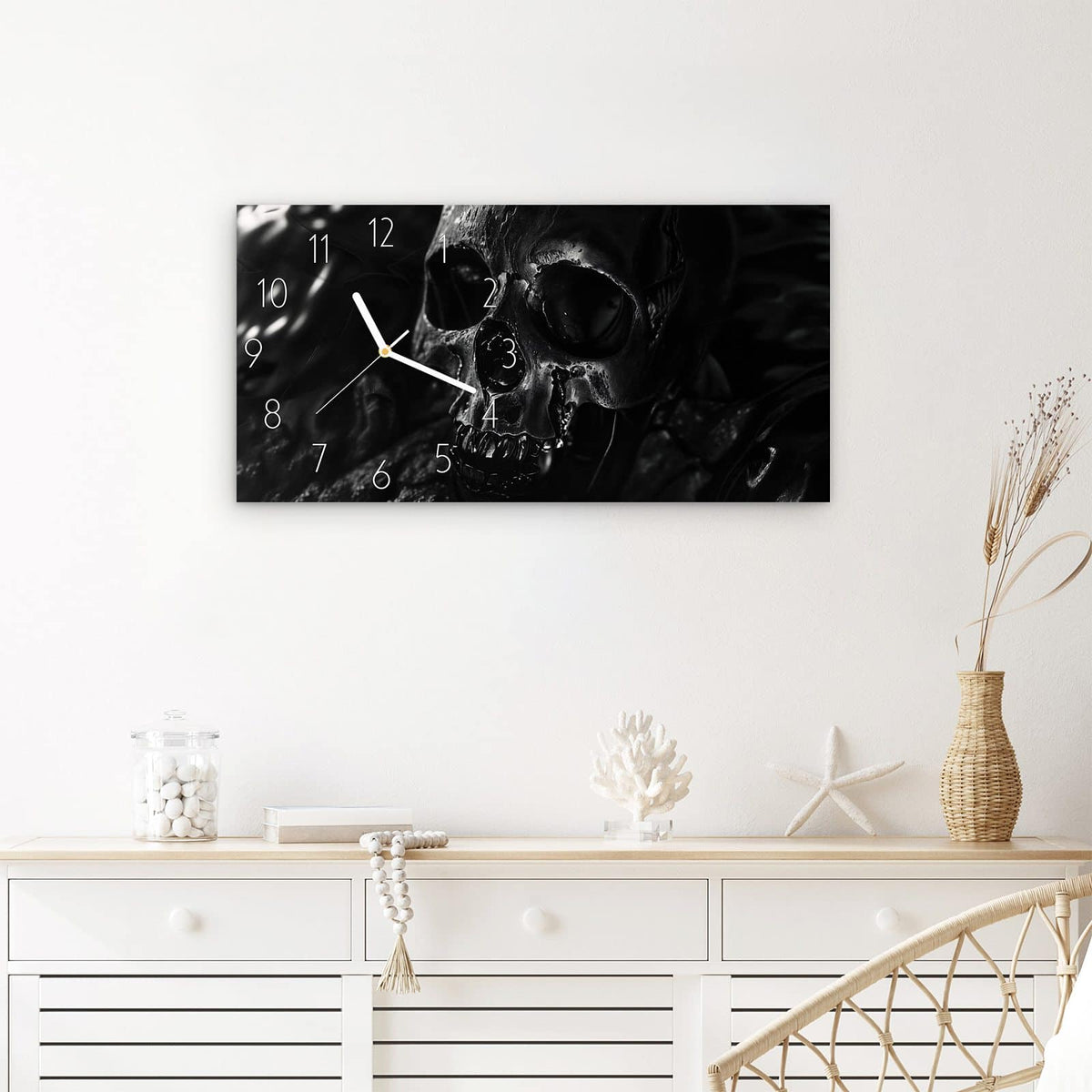 Wanduhr Schädelaufnahme aus Glas – Querformat 60 × 30 cm – Dramatisch beleuchteter Totenkopf