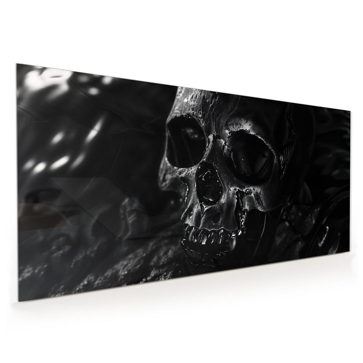 Küchenrückwand aus Glas im Hochformat mit Motiv Dunkler Totenkopf: Schwarzer, nass glänzender Totenkopf im Dunkeln, nur Kanten beleuchtet