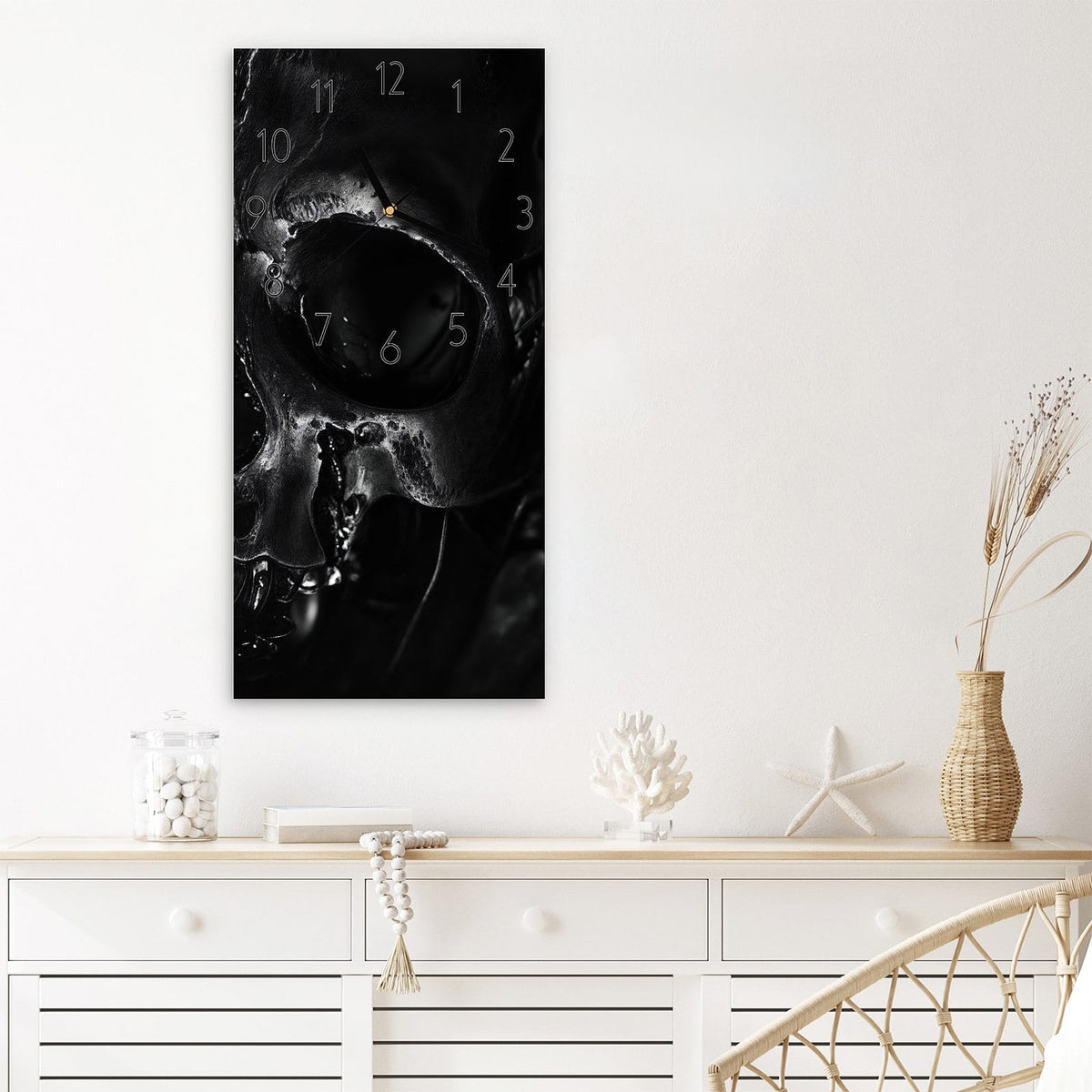 Wanduhr Schädelaufnahme aus Glas – Hochformat 30 × 60 cm – Dramatisch beleuchteter Totenkopf