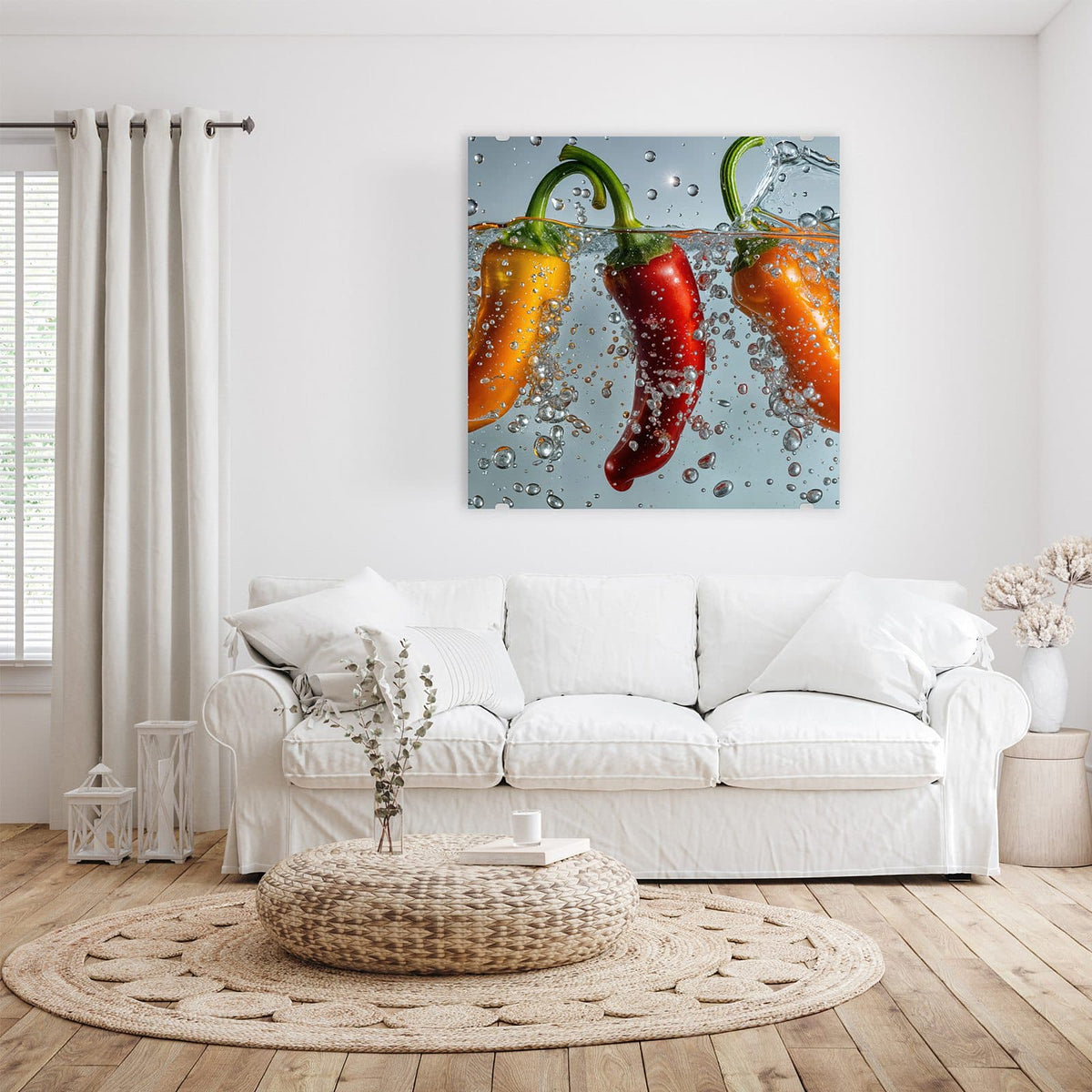 Glasbild Spritzige Paprika an der Wand – Gelbe, rote und orange Paprikaschote tauchen kopfüber ins Wasser, viele Blasen