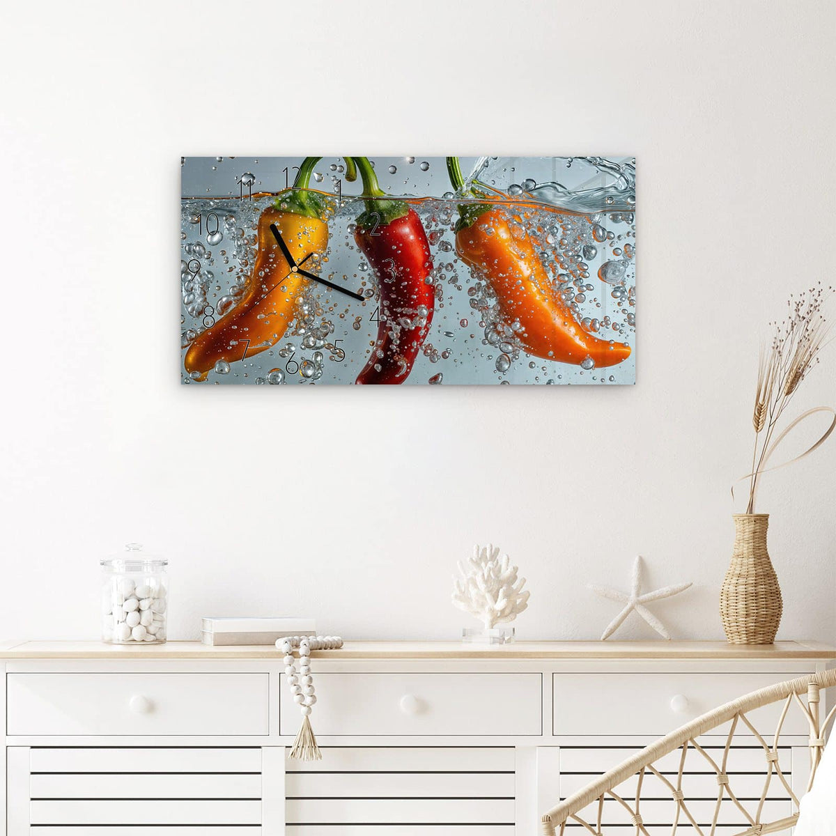 Wanduhr Spritzige Paprika aus Glas – Querformat 60 × 30 cm – Drei Paprika tauchen ins Wasser