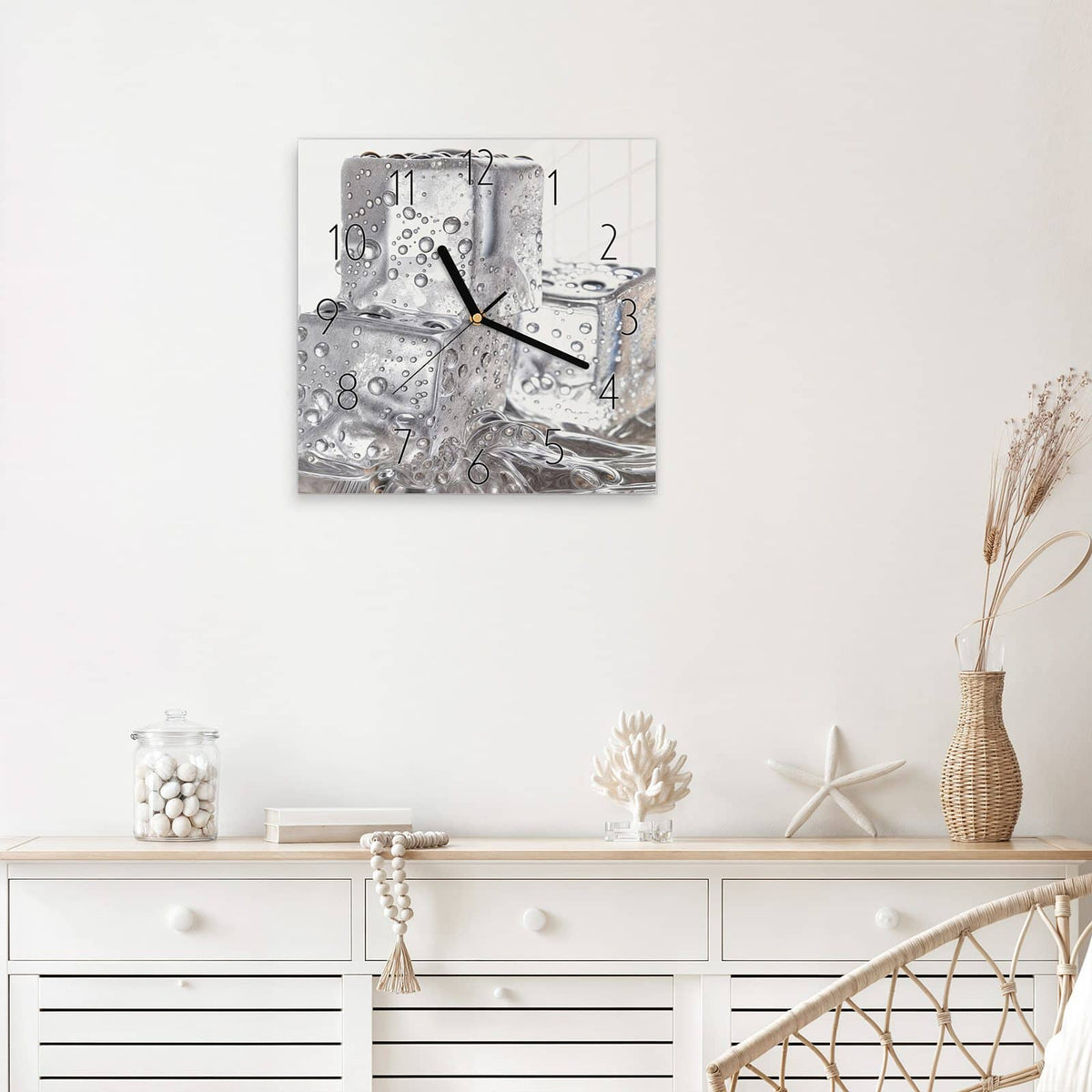 Wanduhr Drei Eiswürfel aus Glas – Quadratisch 30 × 30 cm – Drei klare Eiswürfel mit Luftblasen
