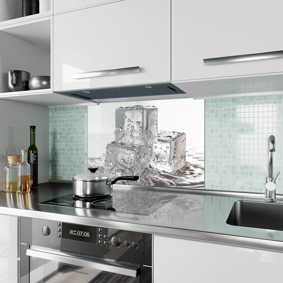 Küchenrückwand aus Glas Drei Eiswürfel im Hochformat als Spritzschutz hinter dem Kochfeld, über dem Fliesenspiegel montiert