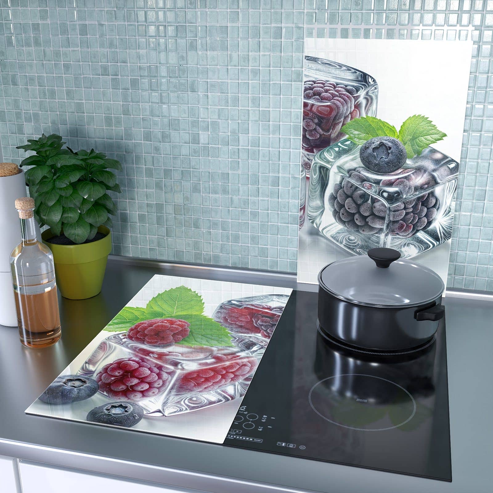 2-teilige Glasabdeckplatte für Ceranfeld mit Eiswürfel Beerenmix-Motiv als Spritzschutz hinter dem Kochfeld