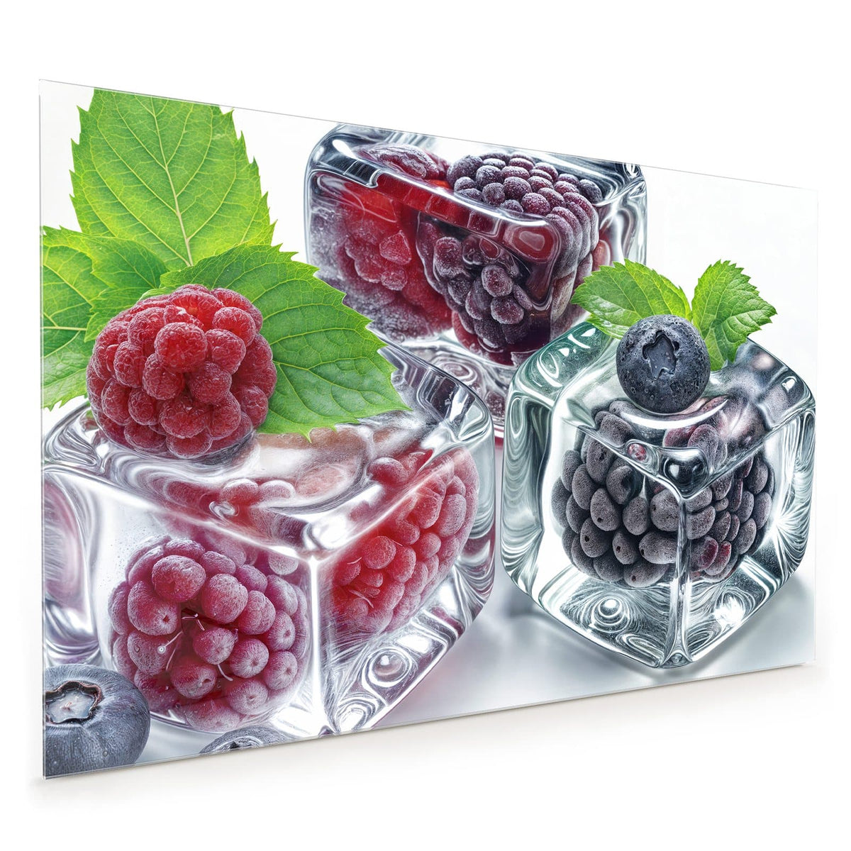 Küchenrückwand aus Glas im Hochformat mit Motiv Beeren und Minze im Eis: Drei Eiswürfel mit Himbeere, Brombeere und Blaubeeren, dazu Minzblätter, weißer Grund