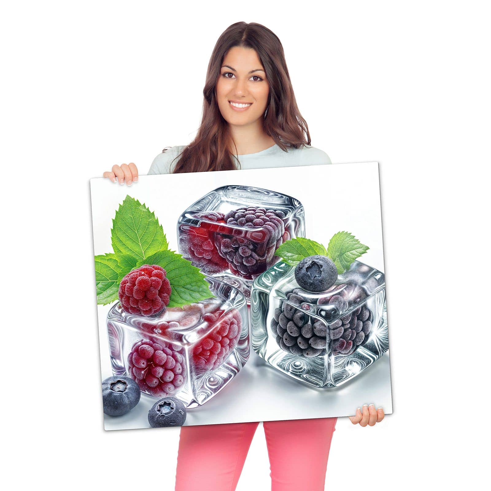 Glasplatte für Herd mit Eiswürfel Beerenmix-Motiv wird zur Größendarstellung gehalten