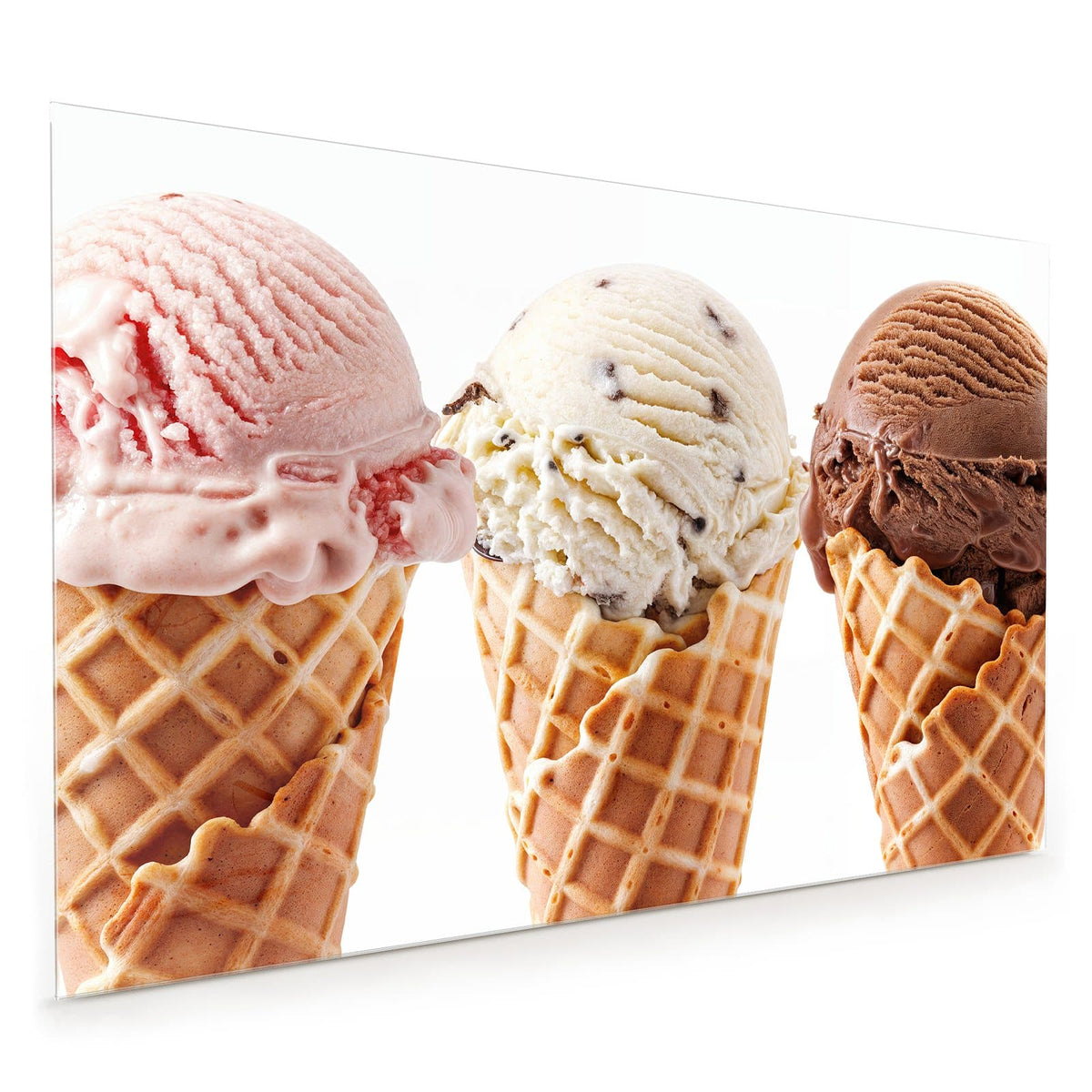 Küchenrückwand aus Glas im Hochformat mit Motiv Drei Eistüten: Drei Waffeltüten nebeneinander mit Erdbeer-, Stracciatella- und Schokoladenkugel vor Weiß.