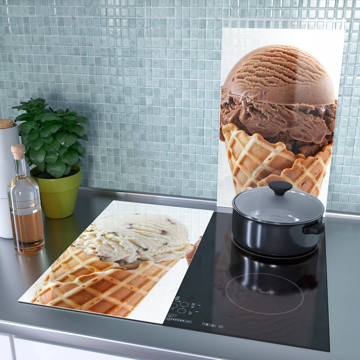 2-teilige Herdabdeckung mit Leckeres Eiscreme Trio-Motiv als Spritzschutz hinter dem Kochfeld
