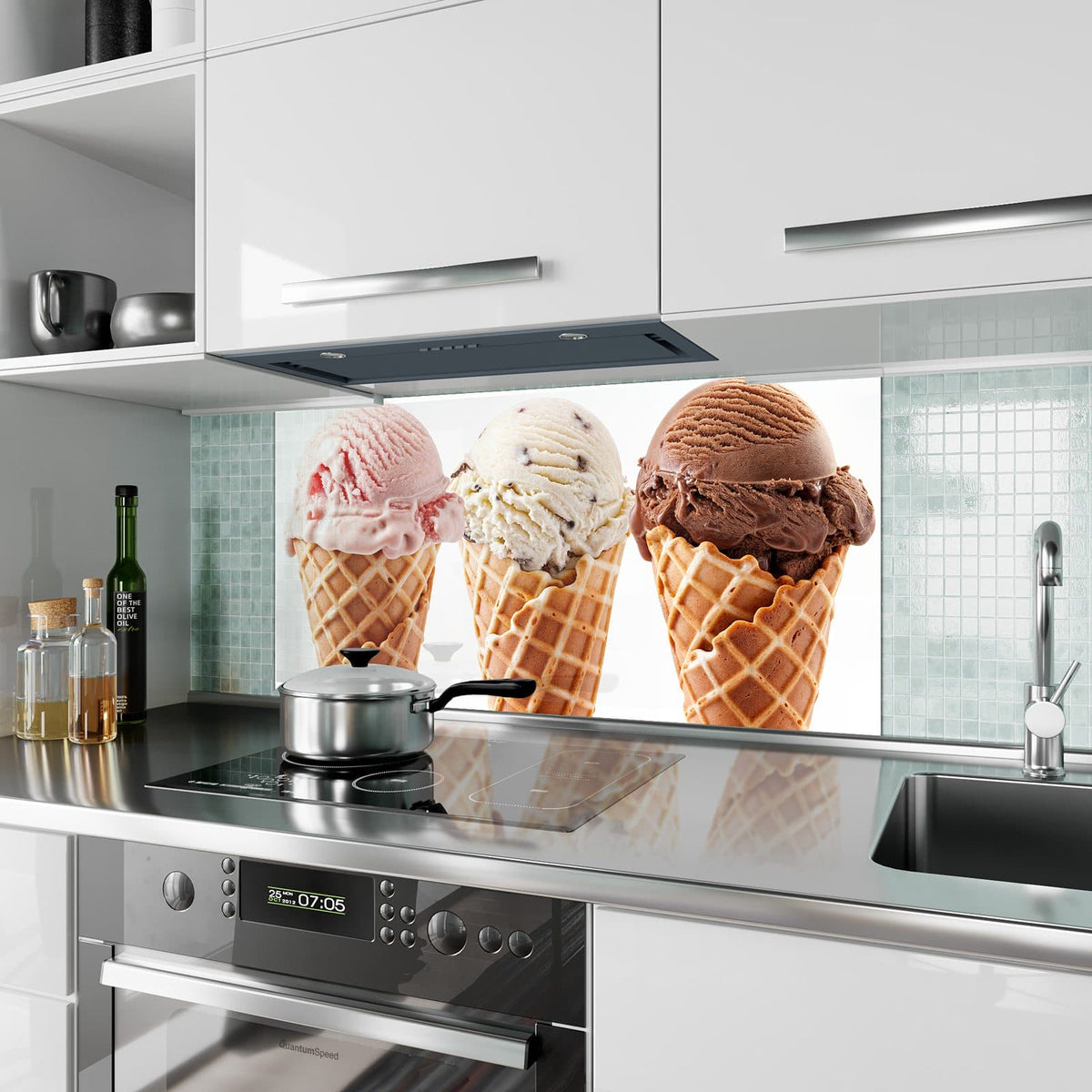Küchenrückwand aus Glas Drei Eistüten im Hochformat als Spritzschutz hinter dem Kochfeld, über dem Fliesenspiegel montiert