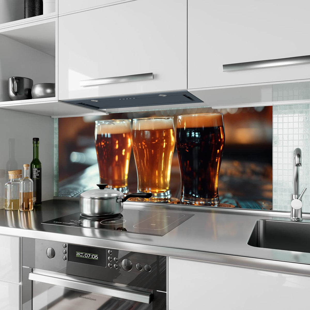 Küchenrückwand aus Glas Drei Biersorten im Hochformat als Spritzschutz hinter dem Kochfeld, über dem Fliesenspiegel montiert