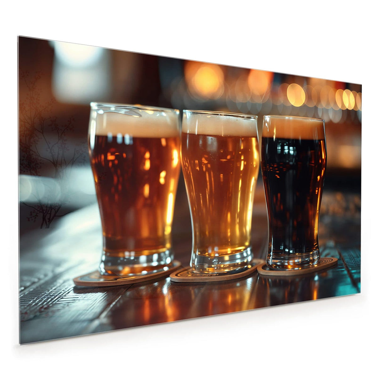 Küchenrückwand aus Glas im Hochformat: Drei Gläser mit hellem, bernsteinfarbenem und dunklem Bier auf Untersetzern, dahinter warme Lichtpunkte.