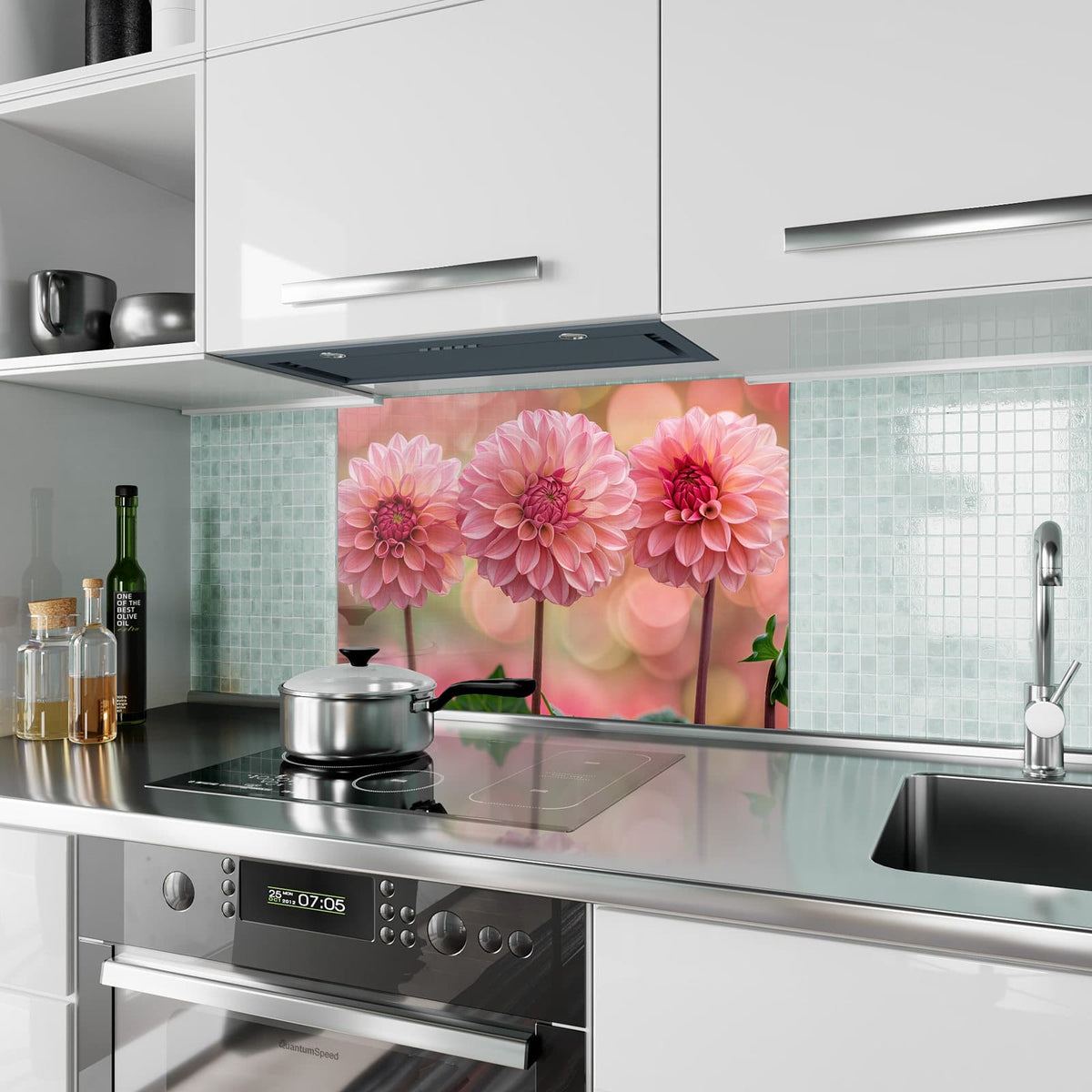 Küchenrückwand aus Glas Drei rosa Dahlien im Hochformat als Spritzschutz hinter dem Kochfeld, über dem Fliesenspiegel montiert