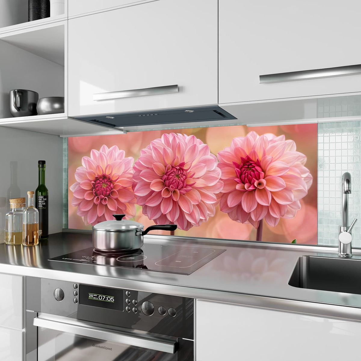 Küchenrückwand aus Glas Drei rosa Dahlien im Hochformat als Spritzschutz hinter dem Kochfeld, über dem Fliesenspiegel montiert