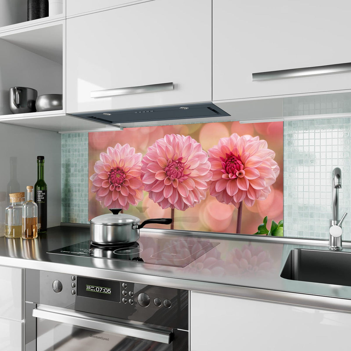 Küchenrückwand aus Glas Drei rosa Dahlien im Hochformat als Spritzschutz hinter dem Kochfeld, über dem Fliesenspiegel montiert