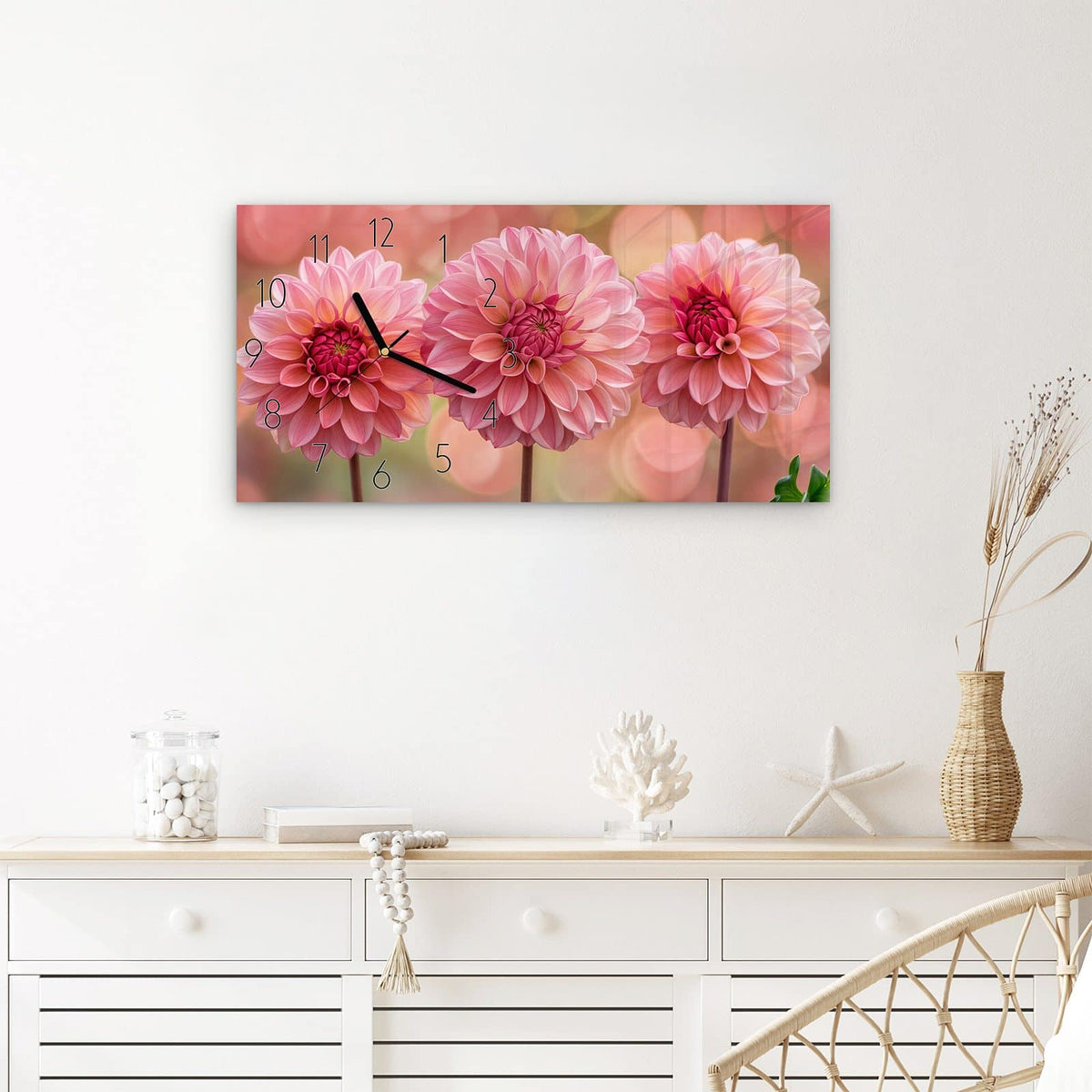 Wanduhr Drei Blumenblüten aus Glas – Querformat 60 × 30 cm – Rosa Dahlien vor Pastell-Bokeh