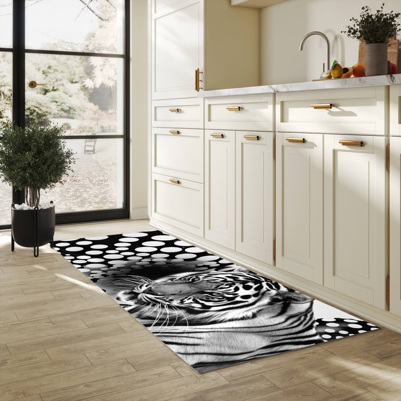 Komfortabler Küchenläufer mit Motiv Tigerpunkte in heller Küche