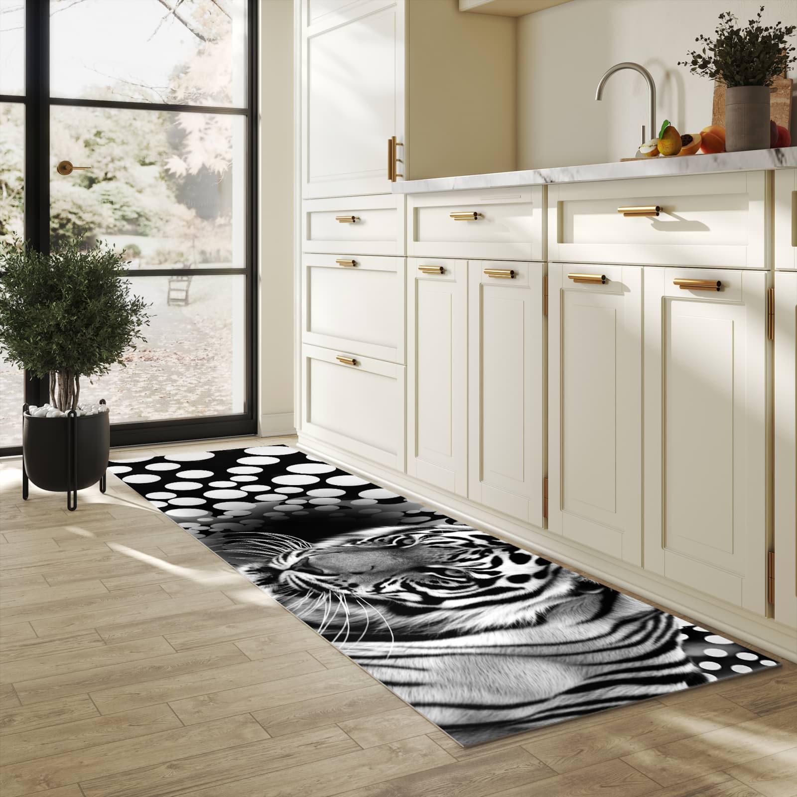 Komfortabler moderner Küchenläufer mit Motiv Tigerpunkte in heller Küche