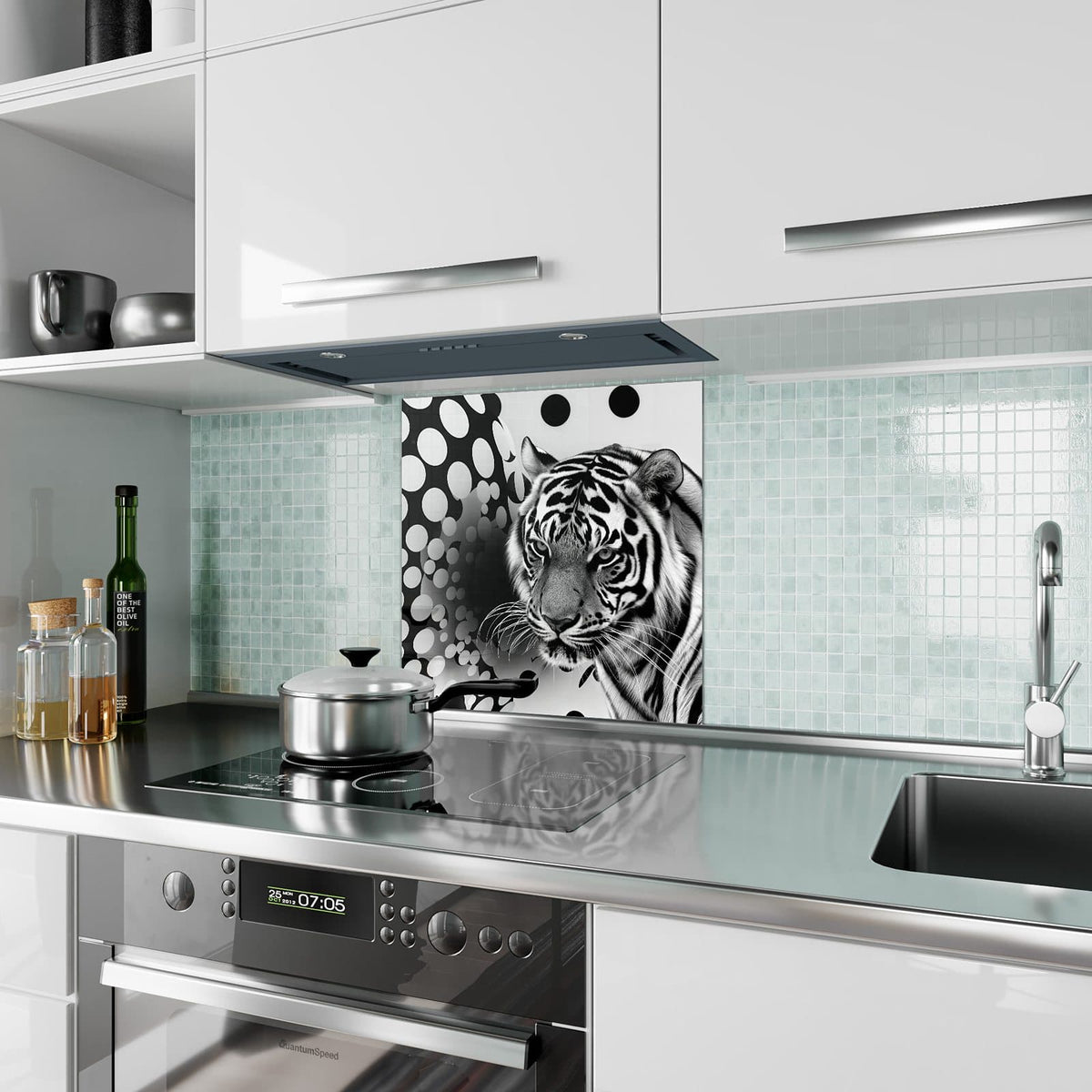 Küchenrückwand aus Glas Tiger und Kreise im quadratischen Format als Spritzschutz hinter dem Kochfeld, über dem Fliesenspiegel montiert