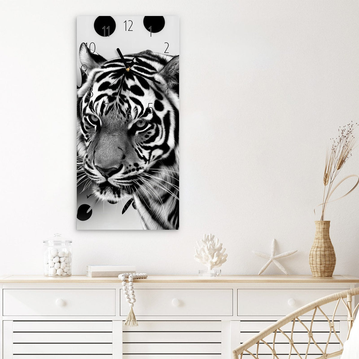 Wanduhr Tigerpunkte aus Glas – Tiger zwischen schwarz-weißen Kreisen