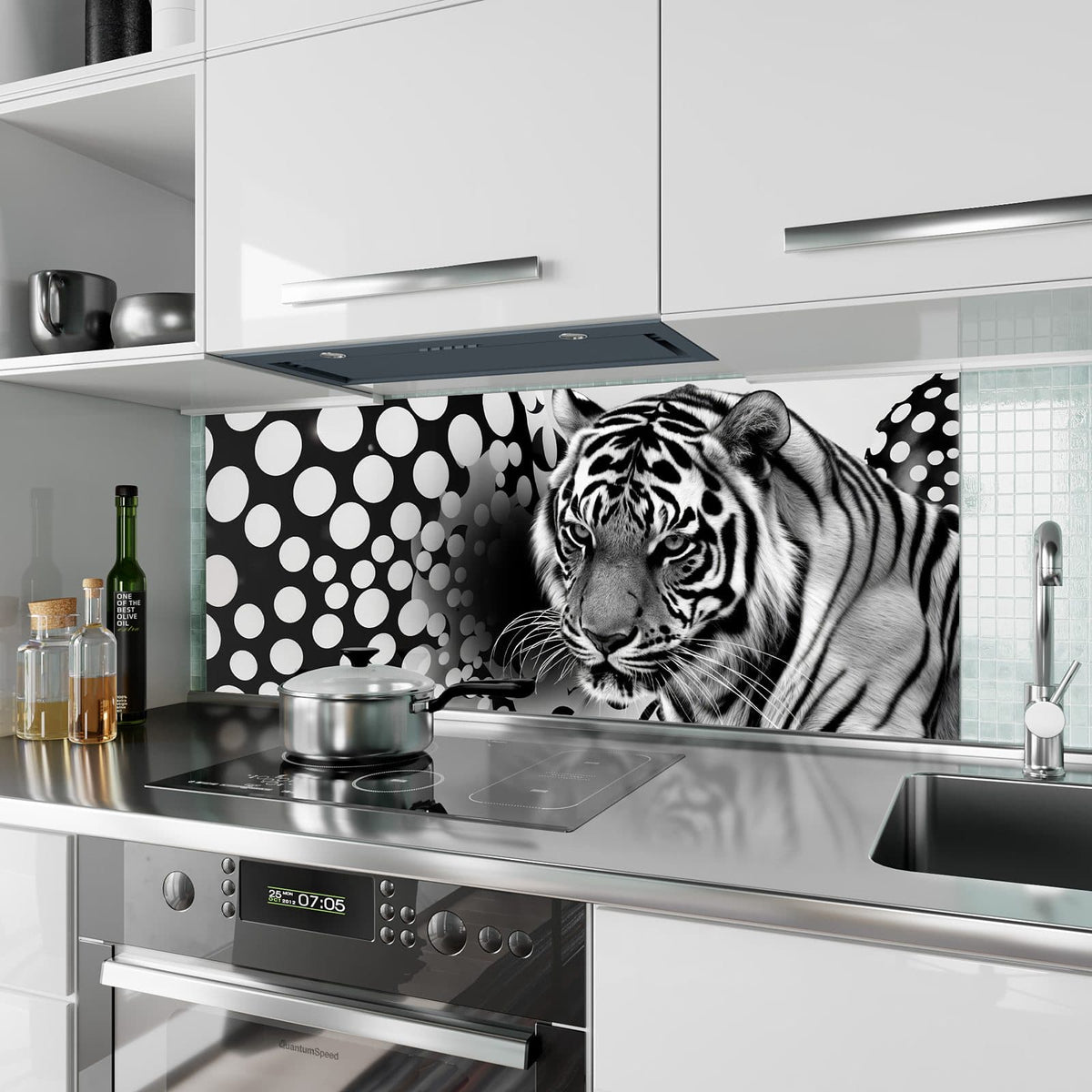 Küchenrückwand aus Glas Tiger und Kreise im Hochformat als Spritzschutz hinter dem Kochfeld, über dem Fliesenspiegel montiert