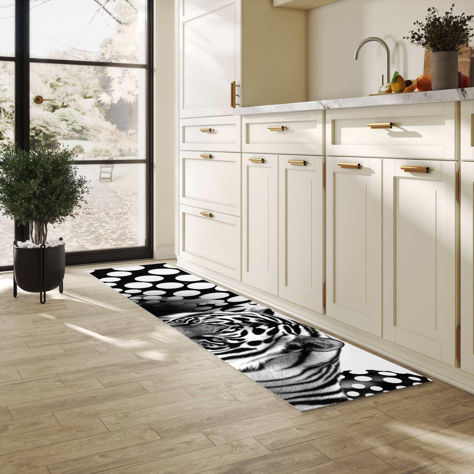 Schmutzabweisender Küchenläufer mit Motiv Tigerpunkte in heller Küche
