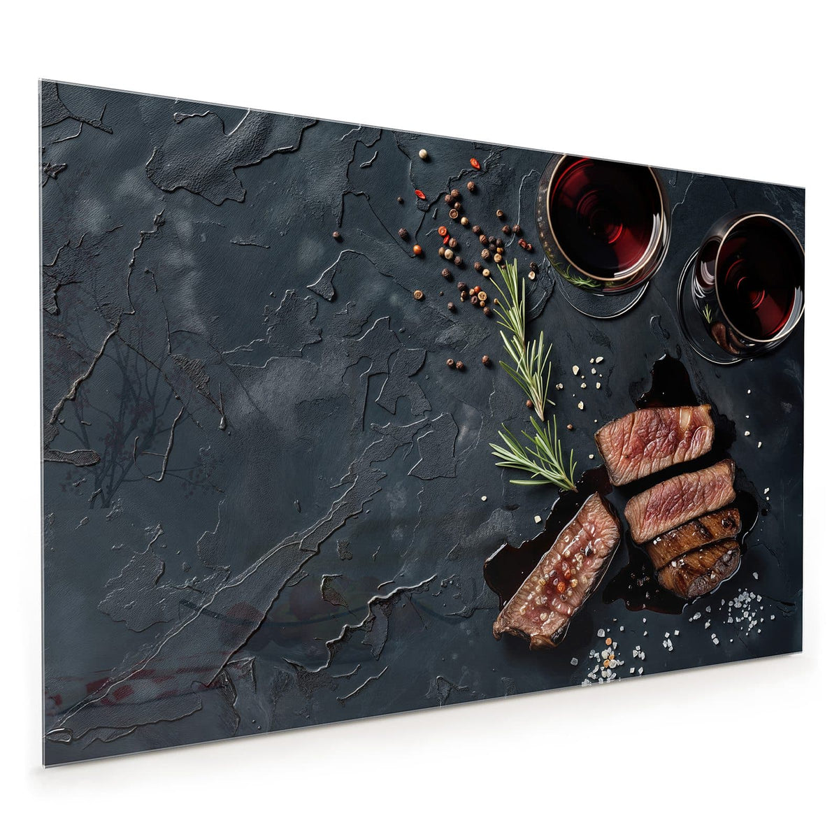 Küchenrückwand aus Glas im Hochformat: Aufgeschnittenes Steak neben zwei Rotweingläsern, Rosmarin und Salz auf Schiefer