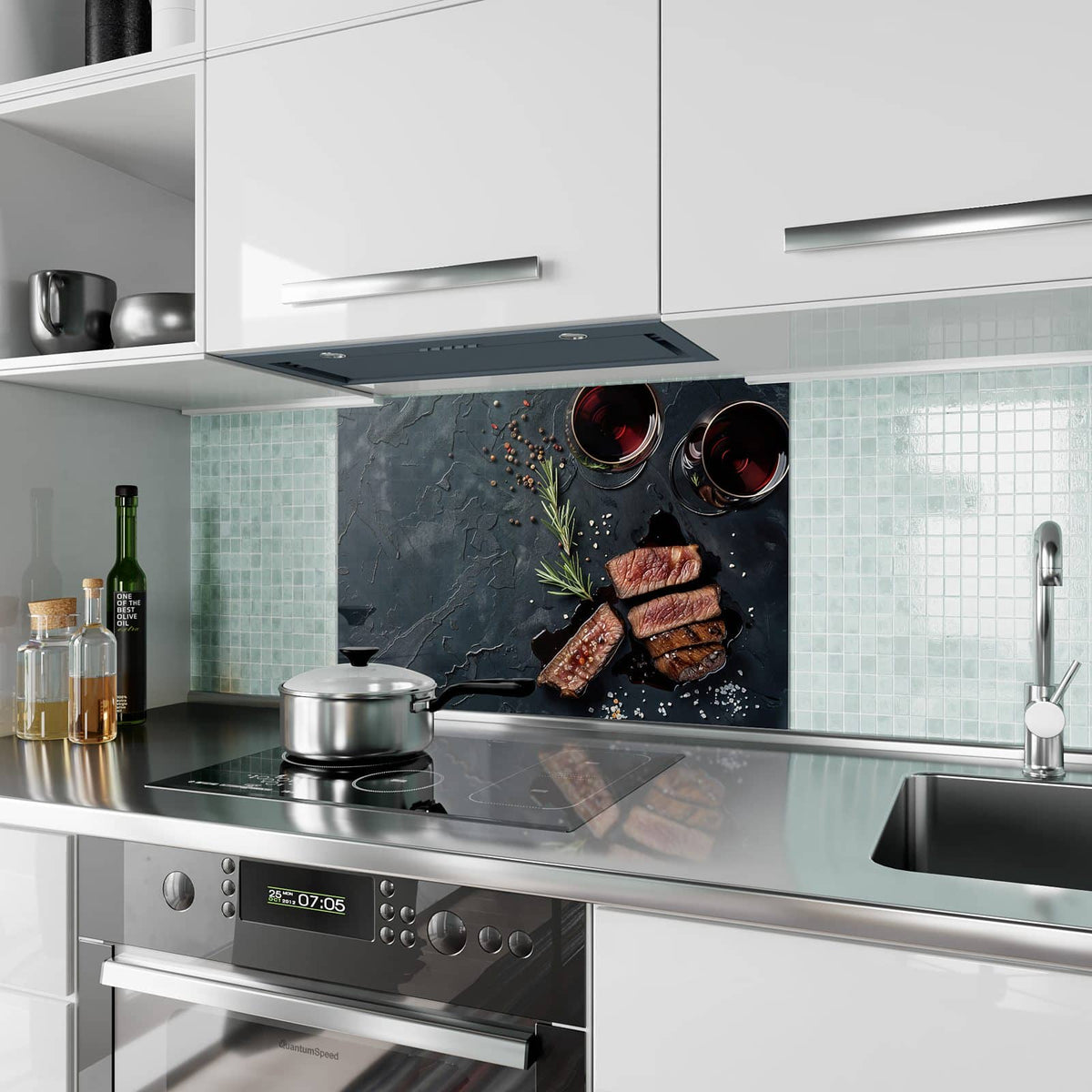 Küchenrückwand aus Glas Steak und Rotwein im Hochformat als Spritzschutz hinter dem Kochfeld, über dem Fliesenspiegel montiert