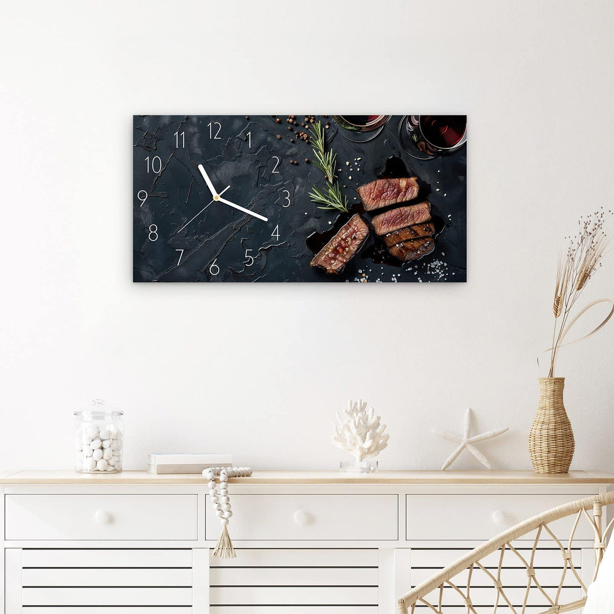 Wanduhr Steak und Rotwein aus Glas – Querformat 60 × 30 cm – Steakscheiben neben zwei Rotweingläsern