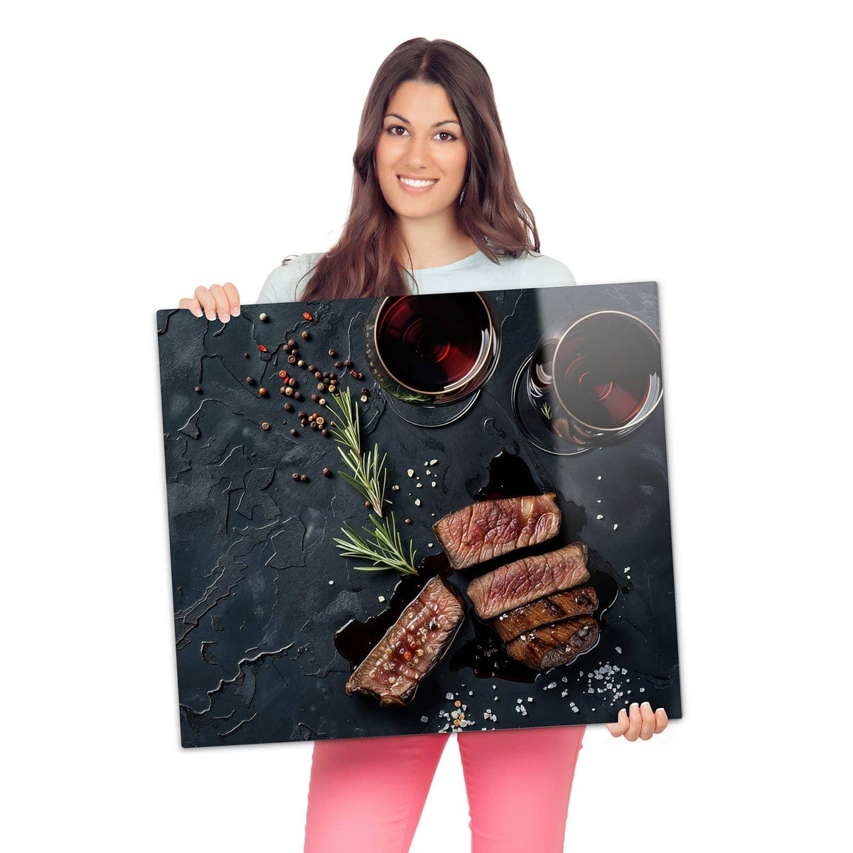 Ceranfeld Abdeckung mit Steak und Rotwein-Motiv wird zur Größendarstellung gehalten